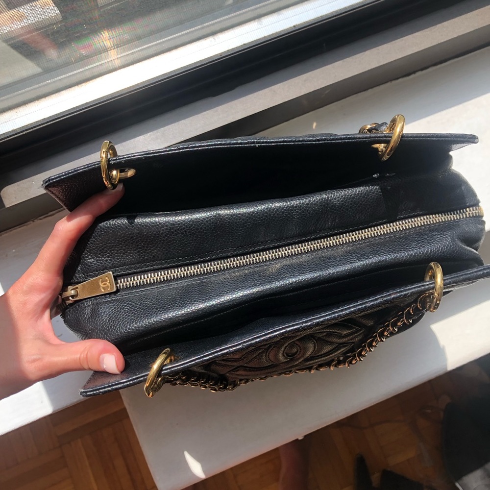 CHANEL Black Quilted Leather Bag - Picture 5 of 15